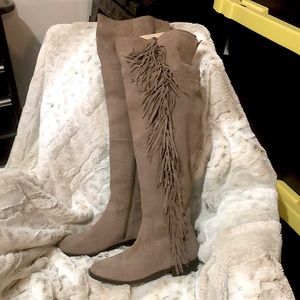 Suede boots with fringe